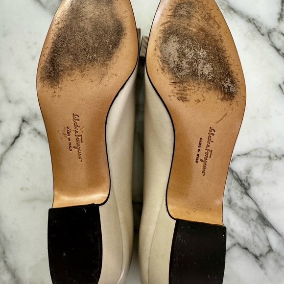 SALVATORE FERRAGAMO VARA 7AA NARROW IVORY LOW HEEL PUMPS HEELS RIBBOW BOW SHOES - Picture 11 of 11